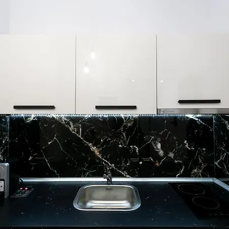 Apartment μarble Suite. 40sqm Center. Gas Heating. Private Entrance.secured24h *