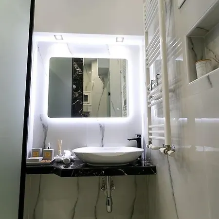 μarble Suite. 40sqm Center. Gas Heating. Private Entrance.secured24h
