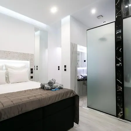 Apartment μarble Suite. 40sqm Center. Gas Heating. Private Entrance.secured24h *