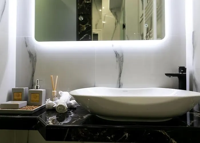 μarble Suite. 40sqm Center. Gas Heating. Private Entrance.secured24h Thessaloniki