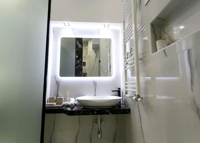 μarble Suite. 40sqm Center. Gas Heating. Private Entrance.secured24h