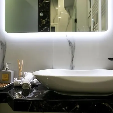 μarble Suite. 40sqm Center. Gas Heating. Private Entrance.secured24h Saloniki