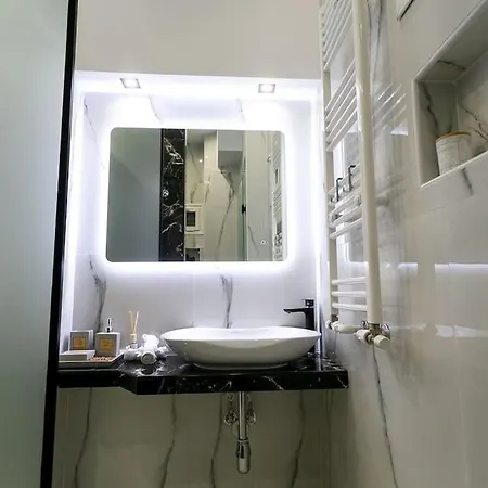 μarble Suite. 40sqm Center. Gas Heating. Private Entrance.secured24h